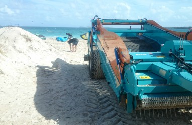 Sargassum beach cleaner