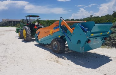 Scarbat beach cleaner for sargassum